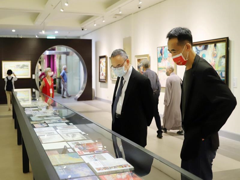 Political Deputy Minister of Culture, Hsiao Tsung-huang (left), accompanied by Director-general of National Dr. Sun Yat-sen Memorial Hall, Wang Lan-sheng (right), visited “Universe．Microcosm—Hou Tsui-hsing Retrospective Exhibition.”