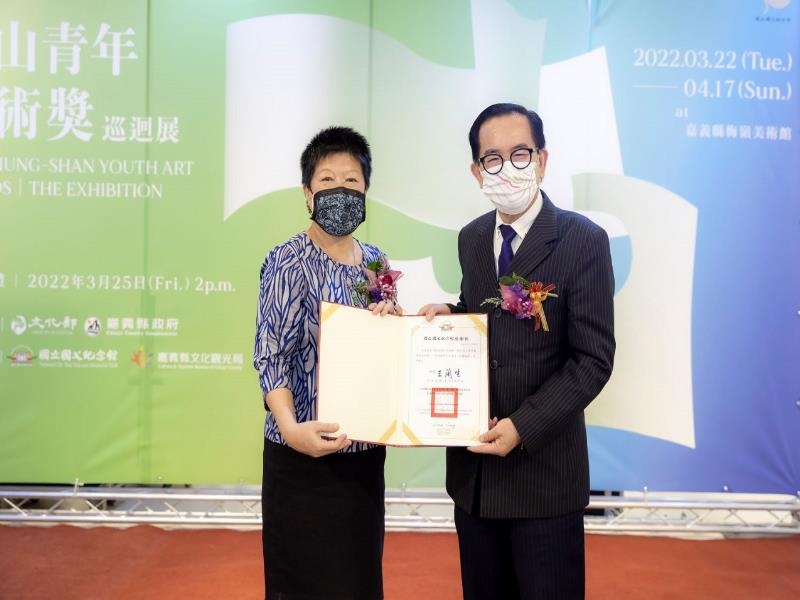 Deputy Director-general Yang Tong-hui of National Dr. Sun Yat-sen Memorial Hall gave the Certificate of Appreciation to Director-general Hsu Yo-jen of Culture and Tourism Bureau of Chiayi County.