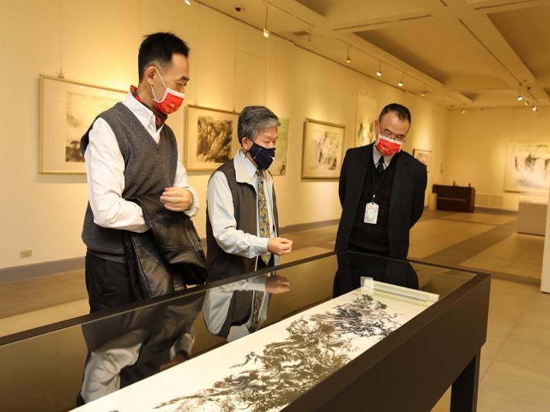 Political Deputy Minister of Culture, Hsiao Tsung-huang (right), accompanied by Director-general of National Dr. Sun Yat-sen Memorial Hall, Wang Lan-sheng (left), visited “2022 Affection for the Earth-Lo Cheng-hsien Ink Painting Exhibition” at Chungshan National Gallery. The artist, Prof. Lo Cheng-hsien (middle) guided them to the works.