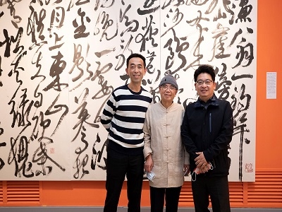 The artist Shih Chun-mao (center) took a photo with Director-general Wang Lan-sheng (left) of National Dr. Sun Yat-sen Memorial Hall and  Director Yeh Yu-cheng (right) of National Hsinchu Living Arts Center at “Heritage and Innovation—Shih Chun-mao 80 Calligraphy Exhibition.”