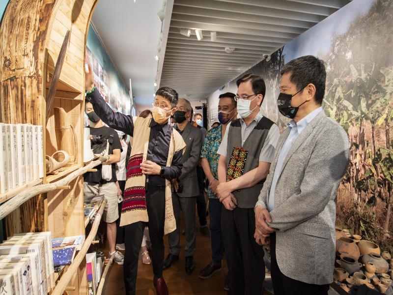 The artist explained the image planning of the exhibition to Minister Lee at the opening ceremony of “Indigenous Peoples Day Exhibition” held by National Dr. Sun Yat-sen Memorial Hall. 