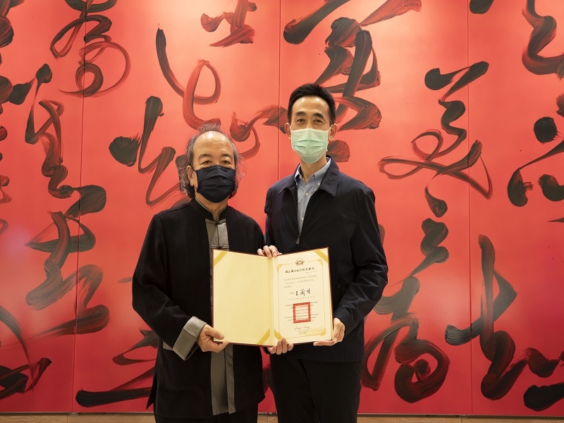 Director-general of National Dr. Sun Yat-sen Memorial Hall, Wang Lan-sheng (right), gave the certificate of appreciation to Prof. Cheng Tai-le (left).