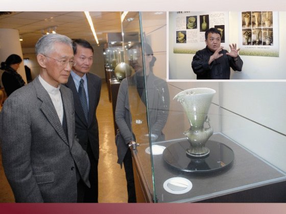 The late President of the Control Yuan, Chen Lu-an appreciate 'He Zhi-rong pottery art display' and director-general Wang accompany them.