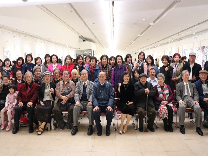 The opening ceremony of “Feeling and Meaning of Brush and Ink: The World of Yi-chu Chuang” took place at Yat-sen Gallery on January 20. Chuang followed the famous ink painting masters Li Qi-mao and Hu Nian-zu. Both of them attended the opening ceremony. Most of her works are the paintings of flowers, birds, and landscape. Her painting style breaks from tradition and shows the unique innovative charm.