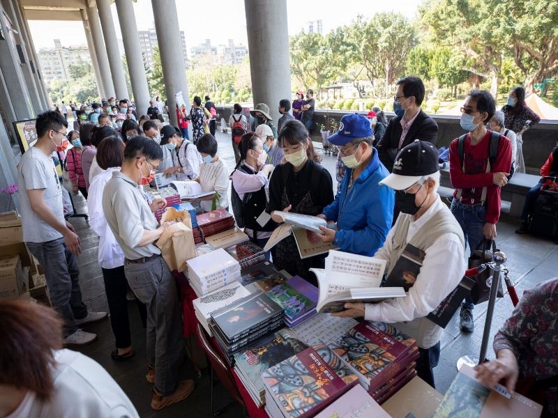 Citizens actively participated in the book-giving activity。