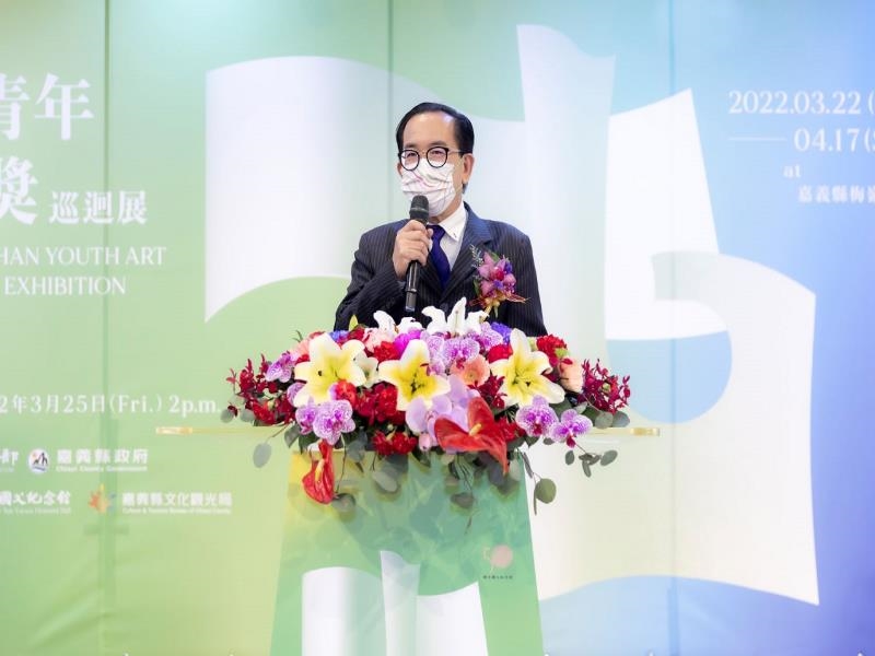Director-general Hsu Yo-jen of Culture and Tourism Bureau of Chiayi County gave a speech at “2021 Chungshan Youth Art Award Traveling Exhibition.”