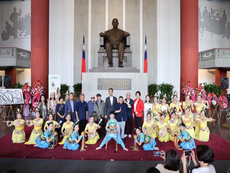Director-general Wang Lan-sheng took a photo with the performing groups of the memorial concert “Dr. Sun Yat-sen’s Death Anniversary and Multiple Languages” and the distinguished guests。