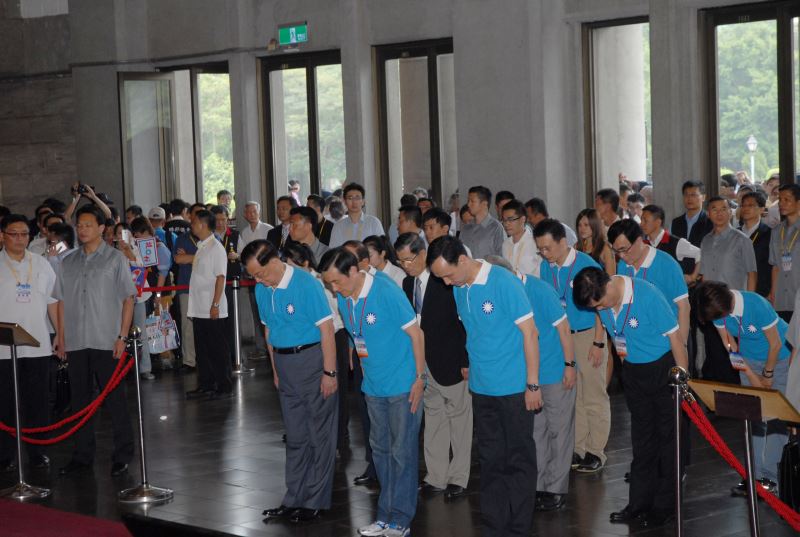 向總理銅像致敬