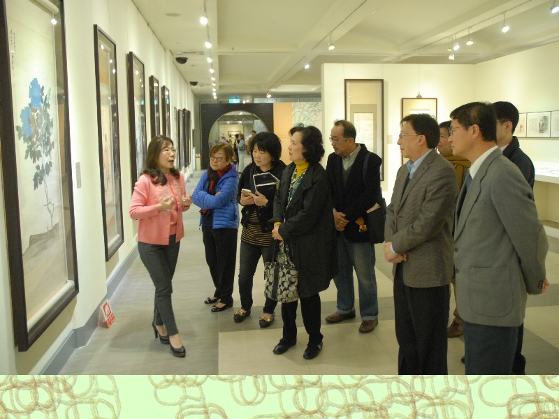 1/19（一）中華文化總會會長劉兆玄伉儷蒞臨本館，參觀「中國近現代書畫大展」。