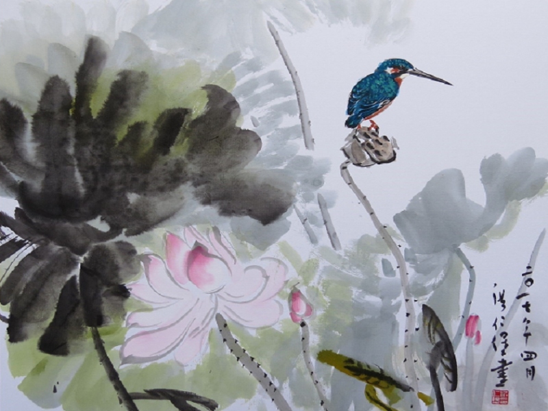 A male kingfisher is standing alone on a withered lotus seedpod, gazing ahead. The young leaves and buds protrude through the water, swinging with the breeze. A lotus in full bloom is waiting for its petals to fall. (Abandoning Oneself to Flowers and Birds—Hong Ren-bao Ink Painting Exhibition will be displayed at De-ming Gallery until September 29).