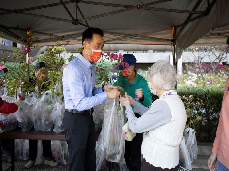 Director-general Wang Lan-sheng gave saplings to citizens。