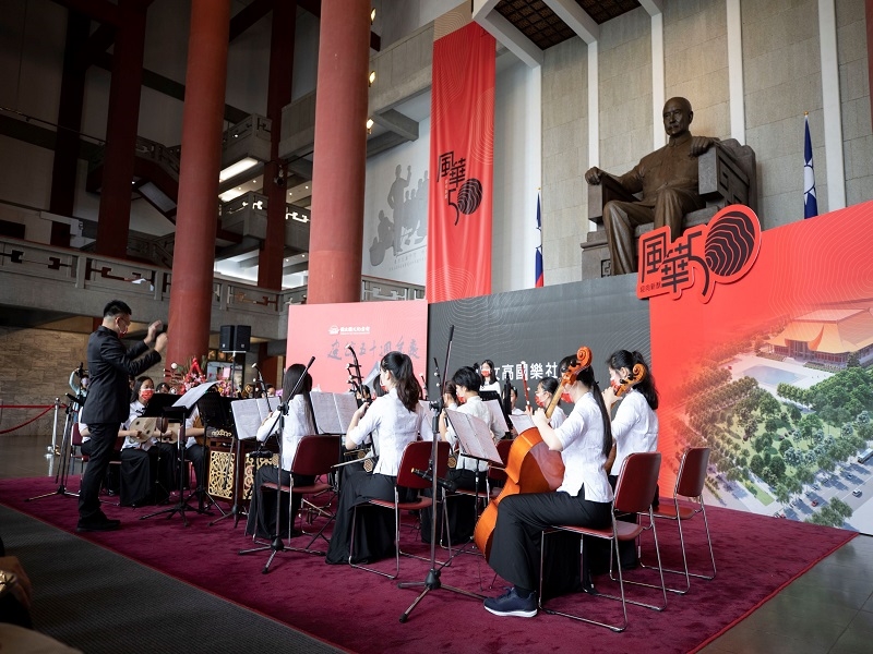 中山女高國樂社於館慶典禮演出。
