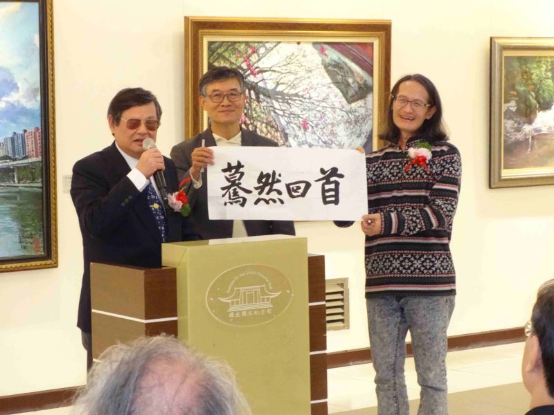 走過抗癌二十年的歲月，吳寬政（右一）以美感看待人間世事，藝術不再只是生命的救贖，而是自我修煉的過程。