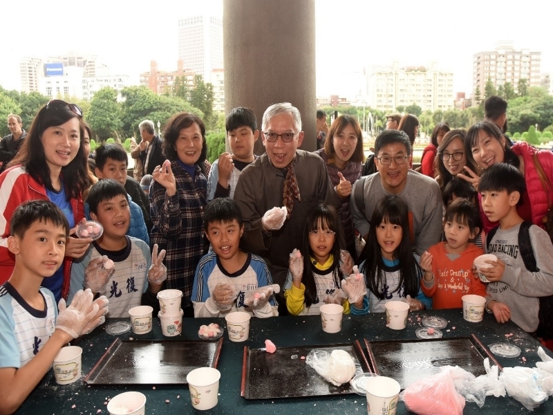 Director-general Liang Yung-fei and the children and parents of Guangfu Elementary School made the sticky rice balls to celebrate Lantern Festival together.