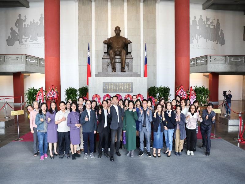 Director-general Wang Lan-sheng of National Dr. Sun Yat-sen Memorial Hall took a group photo with all staff after the tribute。
