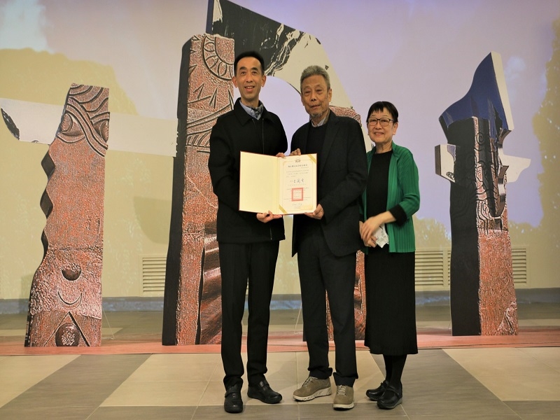  Director-general Wang Lan-sheng of National Dr. Sun Yat-sen Memorial Hall (left 1) gave the certificate of appreciation to the artist Kuo Chin-chih。