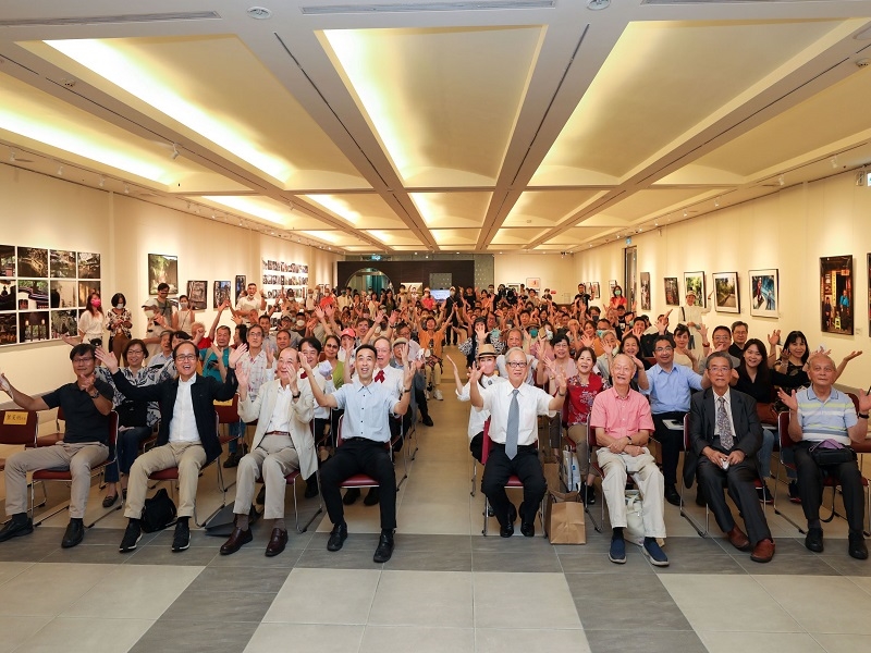 The guests of the opening ceremony of “Refinement & Reflection—Kang Tai-sen Narrative Photography Exhibition” at National Dr. Sun Yat-sen Memorial Hall took a group photo.
