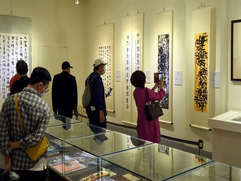 People visited“Floating Clouds, Washing Stones-Chou Chen 80th Retrospective Exhibition.”