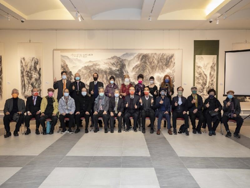 At “2022 Affection for the Earth-Lo Cheng-hsien Ink Painting Exhibition,” the distinguished guests took a group photo.