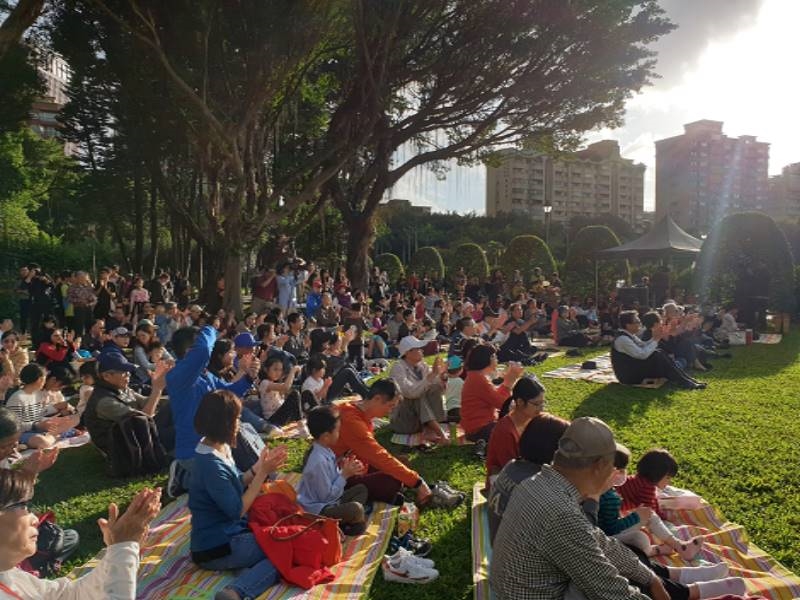 The public enjoyed the touching melodies with family in the afternoon on the outdoor lawn of National Dr. Sun Yat-sen Memorial Hall。