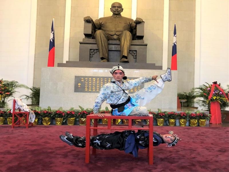 國立傳統藝術中心國光劇團於國父紀念館大廳首次演出《三岔口》。