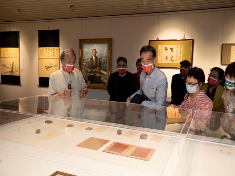 Mr. Chen Hung-mien gave a guided tour on the scene of “The 50th Anniversary Collection Special Exhibition.” 
