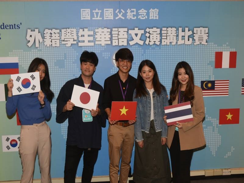 The participating students held the flags of their mother countries and took photos with relatives and friends during the intermission.