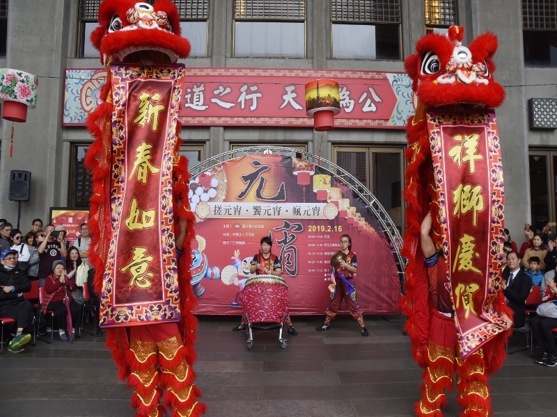 Master Lu’s Chang Xing Keelung Lion Dance Group, which won the world championship of lion dance competition, gave the splendid performance, “Auspicious Lion Bringing Prosperity, Masculine Power of the War Troupe.”