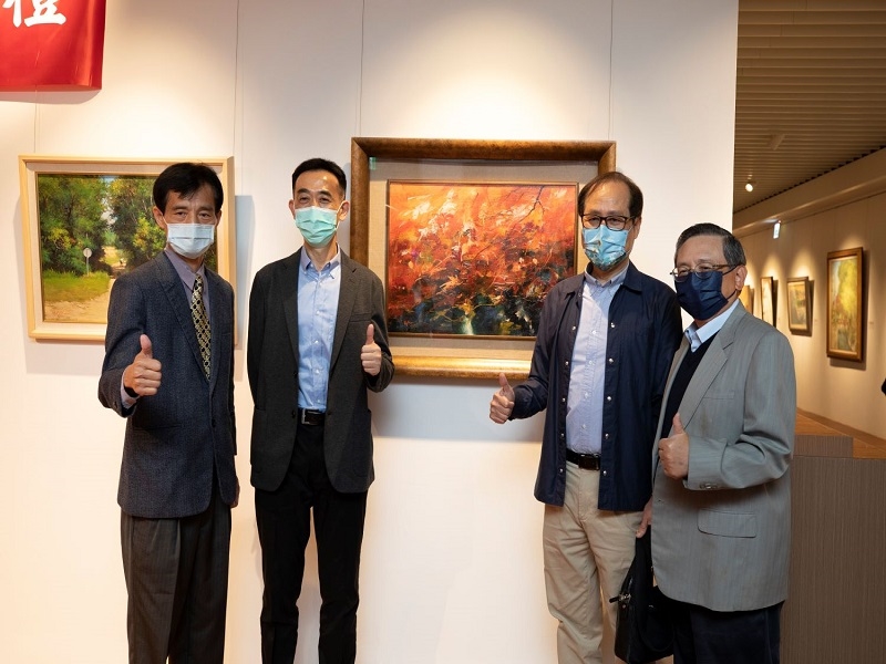 From left 2 Di-rector-general Wang Lan-sheng of National Dr. Sun Yat-sen Memorial Hall, Chairman Su Hsien-fa of Tainan Art Museum, and President Kuo Tsung-cheng of Kuo General Hospital.