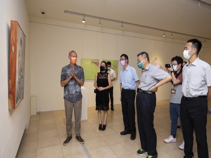 柯文哲市長聆聽藝術家莊志輝導覽作品。