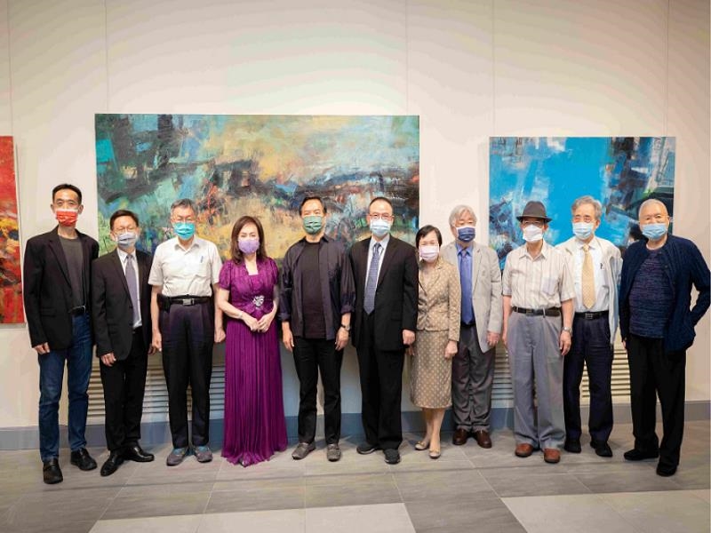 Director-general of National Dr. Sun Yat-sen Memorial Hall, Wang Lan-sheng (from left), Curator Chang Ke-ming, Taipei Mayor Ko Wen-je, Artist Hou Tsui-hsing, Minister without Portfolio and Speaker of Executive Yuan, Lo Ping-cheng, Political Deputy Minister of Culture, Hsiao Tsung-huang, former Director of National Palace Museum, Chou Kung-shin, former Chairman of Tainan Art Museum, Chen Huei-tung, former Director of Graduate Institute of Fine Arts of National Taiwan Normal University, Wang Che-hsiung, former President of National Taiwan University of Arts, Prof. Huang Kuang-nan, and Chairman of Honggah Museum, Andrew Chew, took a group photo.