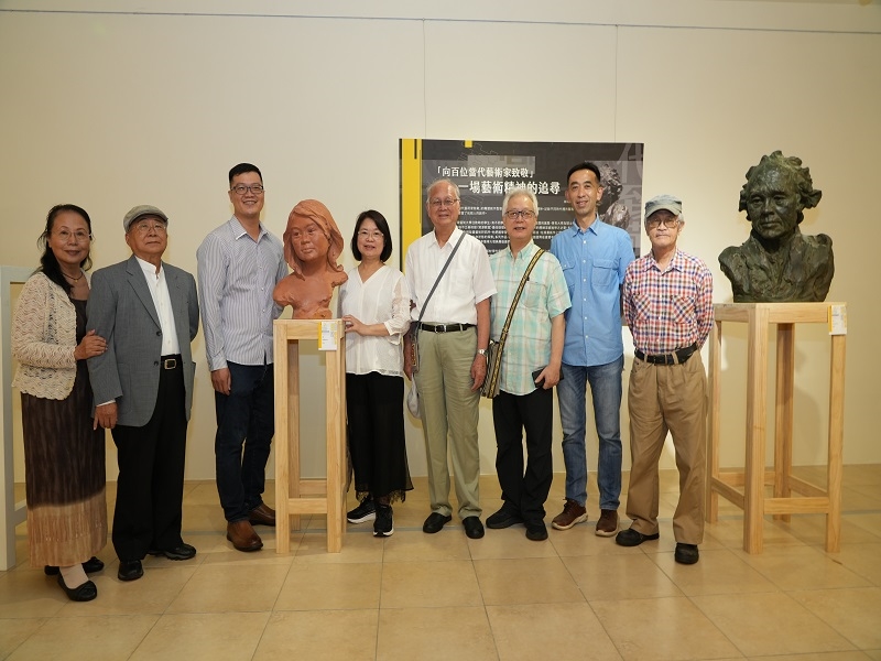 from left Prof. Lin Hsueh-ching, Prof. Chung You-hui, Mr. Tien Wen-pi, Prof. Huang Shu-ching, Prof. Liao Shiou-ping, Prof. Lin Chang-hu, Director-general Wang Lan-sheng, and Prof. Tseng Chang-sheng.