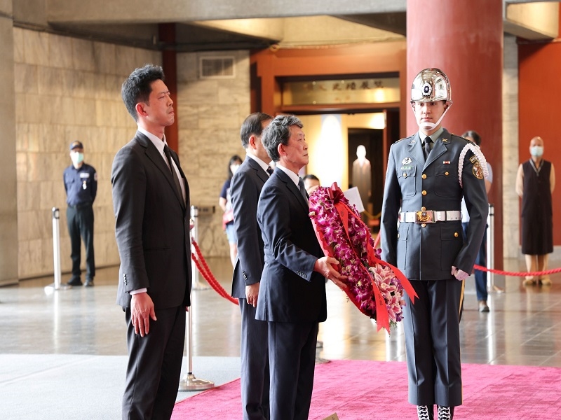 橫濱中華學院參訪團貴賓向國父獻花致敬(左一杜文劍校長、中立者羅鴻健理事長)。