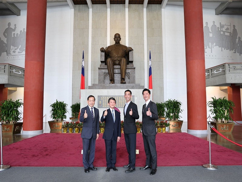 橫濱中華學院參訪團於國父銅像前合影(左一馮彥國秘書長、左二羅鴻健理事長、右一杜文劍校長、右二王蘭生館長)。