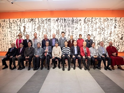 The distinguished guests took a photo in front of the works on the main wall of the exhibition “Zheng Ban-qiao’s Five Poems of Dao Qing” at the opening ceremony of “Heritage and Innovation—Shih Chun-mao 80 Calligraphy Exhibition.”