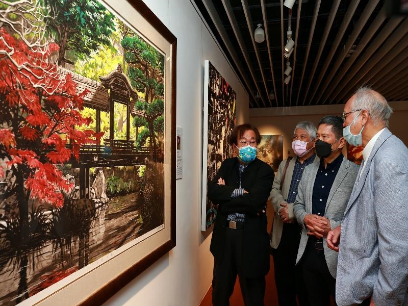 Judy Ongg “Lounge Bridge in Autumn”- (from right) Chairman Liao Shiou-ping of Culture and Arts Foundation of Taiwan Academy of Fine Arts, Minister of Culture Lee Yung-te, Dean Chiang Ming-shyan of Taiwan Academy of Fine Arts, and curator Lee Cheng-ming appreciated the exhibited works of “2022 Academician Exhibition of Taiwan Academy of Fine Arts.” - Judy Ongg “Lounge Bridge in Autumn”。