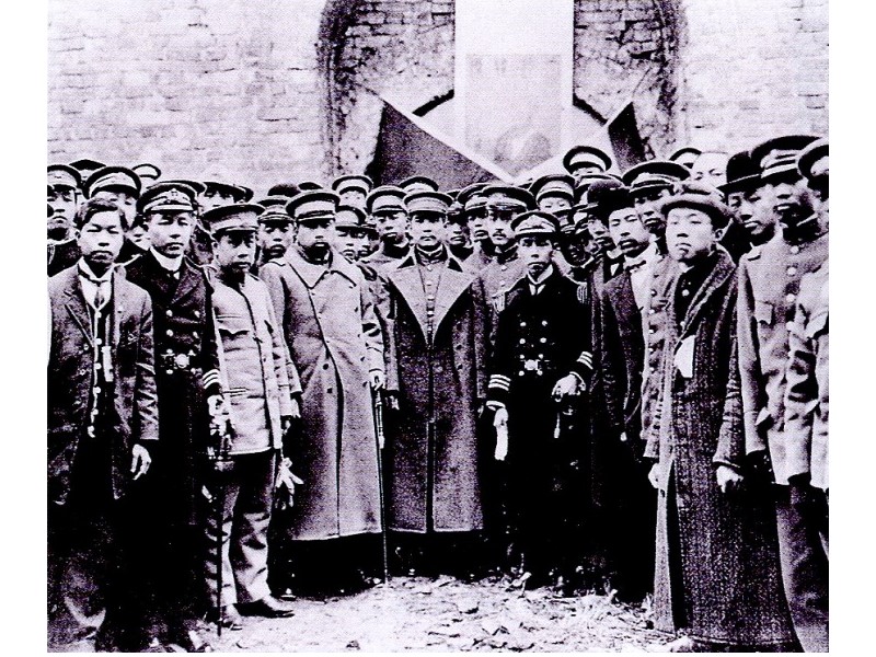 Dr. Sun and civil and military officials exit after praying in the tomb of the founding emperor of the Ming Dynasty on February 15th, 1912 (first row: Huang Xing is the 4th, Dr. Sun is the 5th).