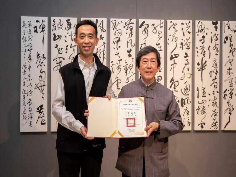 國父紀念館王蘭生館長頒贈感謝狀予展出藝術家蔡明讚先生。