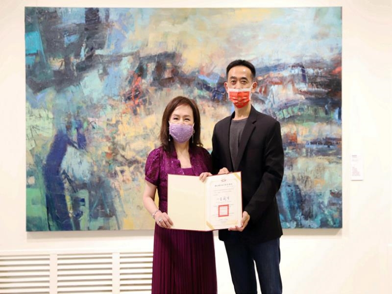Director-general Wang Lan-sheng of National Dr. Sun Yat-sen Memorial Hall (right) gave the certificate of appreciation to Prof. Hou Tsui-hsing (left). 