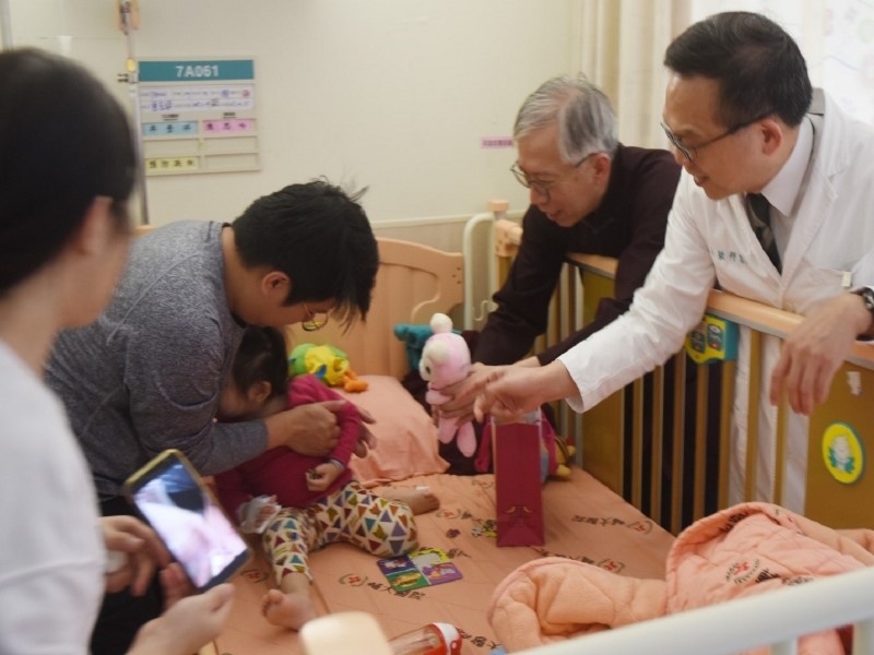 Director-general of National Dr. Sun Yat-sen Memorial Hall, Liang Yung-fei, visited the children at the wards with the pediatricians of Fu Jen Catholic University Hospital and gave them presents. 