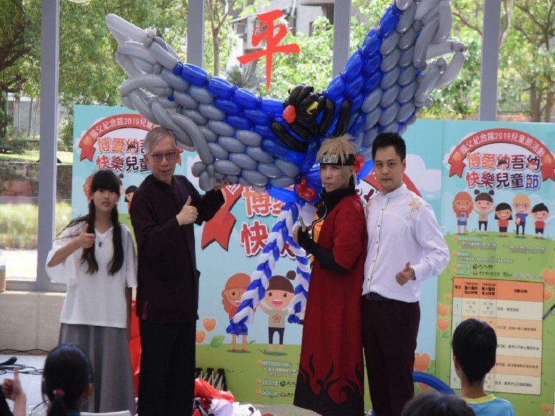 Director-general of National Dr. Sun Yat-sen Memorial Hall, Liang Yung-fei, took pictures with the performers in front of the blue magpie balloon.