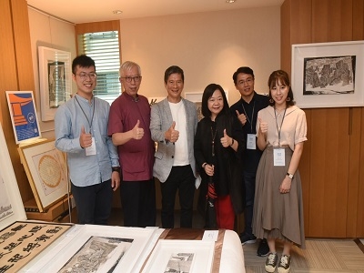Group Photo with Distinguishes Guests-from left the participating artist Wu Hong-jun, Director-general of National Dr. Sun Yat-sen Memorial Hall Liang Yung-fei, Minister of Culture Lee Yung-te, Chairman of Taiwan Art Gallery Association Zhong Jing-xin, and participating artists Wu Qi-lin and Cai Han-ting.