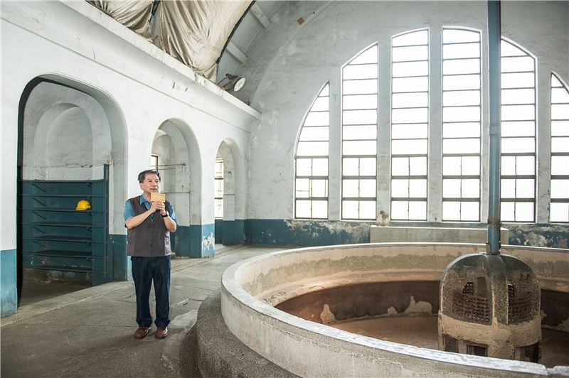 志工導覽「員工浴室」--承自日治時期的澡堂文化，為台北機廠內最具代表性的福利設施。