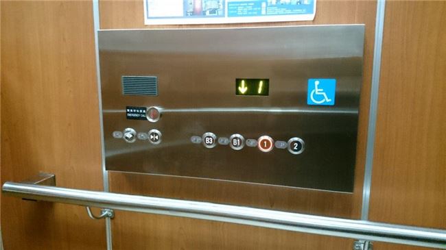 電梯內有語音引導、輪椅專用按鈕