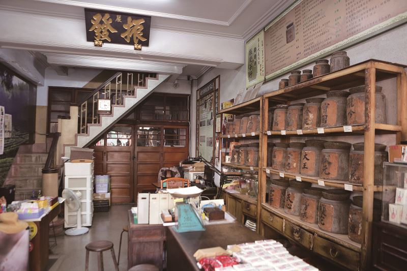 振發茶行自西元1860年創立，店鋪可看出經久的歲月痕跡。
