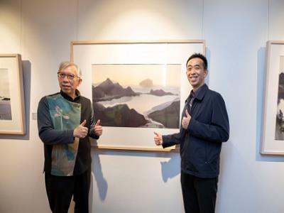 Director-general of National Dr. Sun Yat-sen Memorial Hall, Wang Lan-sheng (right), and Director of National Taiwan Museum of Fine Arts, Liang Yung-fei (left), took a photo in front of Shiy De-jinn’s works. jpg(open in a window)