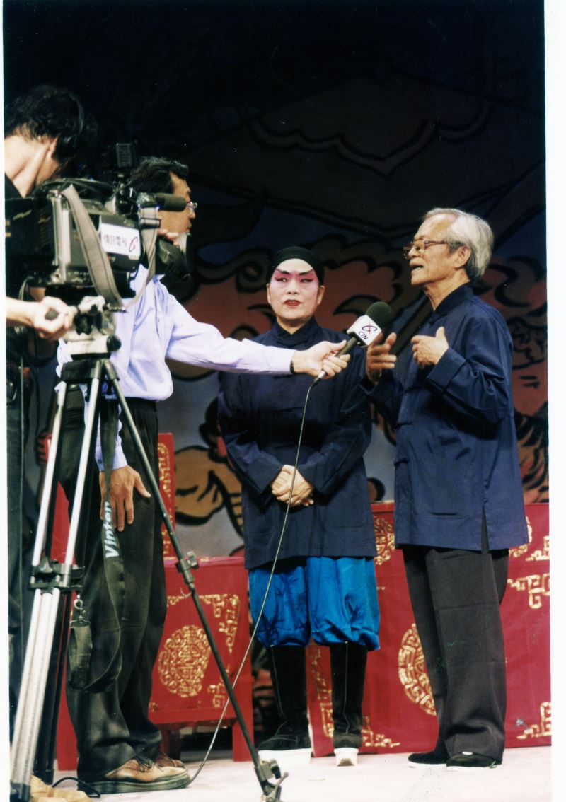 邱火榮（右）2000年於巴黎接受訪問。（林國彰攝）