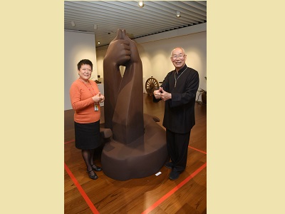 Deputy Director-general of National Dr. Sun Yat-sen Memorial Hall, Yang Tong-hui (left), and Prof. Wang Hsiu-Chi took a photo with the work “Couple.”jpg(open in a window)