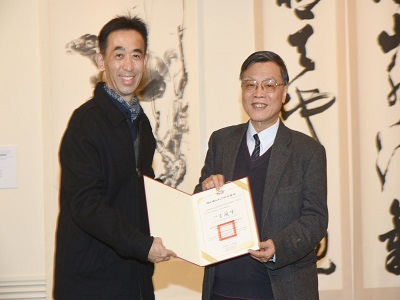 Director-general of National Dr. Sun Yat-sen Memorial Hall, Wang Lan-sheng, gave the certificate of appreciation to Prof. Lin Jin-jung(open in a window)