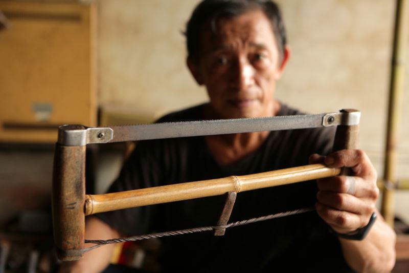 王壬煇不到二十歲便接手竹店，至今仍保留古法，甚至使用市面上少有的竹鋸，只為堅守傳統技藝精神。
